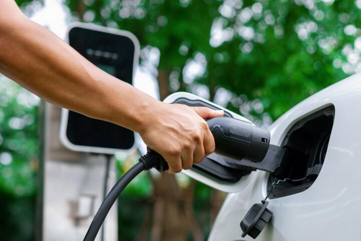 400V vs 800V: Charging Curves Comparison 2026