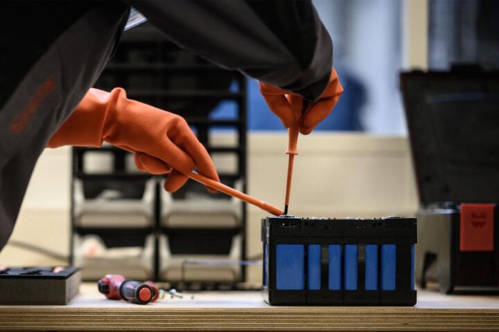 Insuring EV Batteries: Understanding Total Loss Thresholds