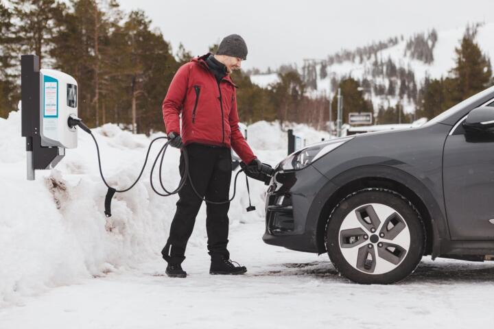 Heat Pump vs Resistive Heating: Impact on Winter Range Across Models